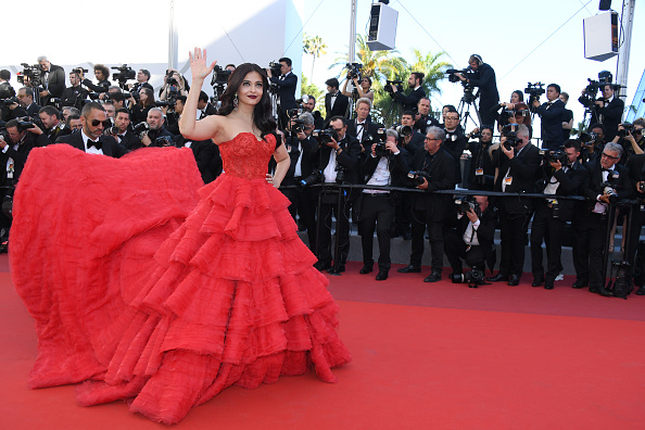 Aishwarya Rai Bachchan's Cannes Look That Took Social Media By Storm - Zee5  News