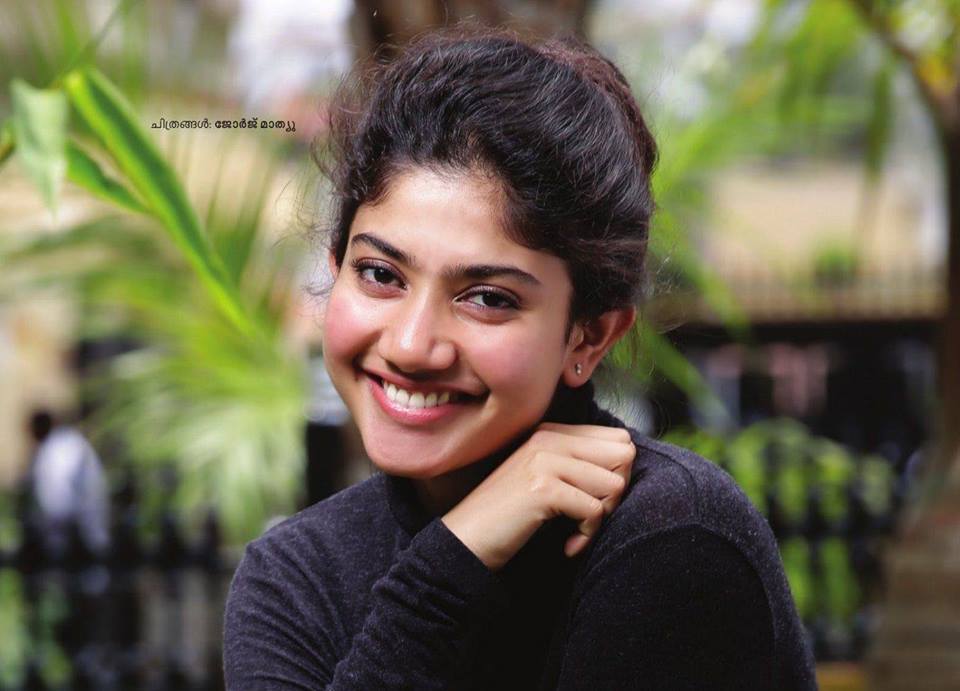 Hairstyle Game Done Right]: Keerthy Suresh Vs Sai Pallavi: Which South  hottie has the best open hair curl hairstyle look?