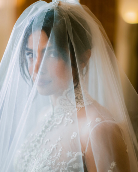 Priyanka Chopra: Bollywood star reveals 75ft wedding veil - BBC News